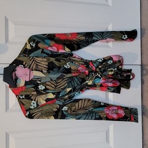 Guess Blazer style blouse with tie around %100 polyester. Silky like. Size sm